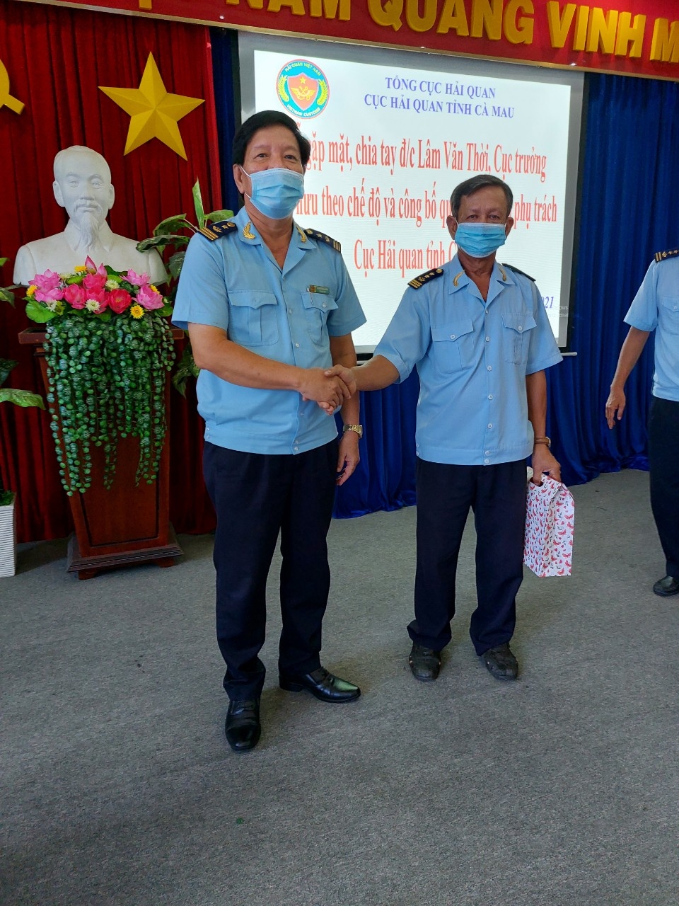 Ông Nguyễn Minh Chiếm ( trái) và ông Lâm Văn Thời tại Hội nghị