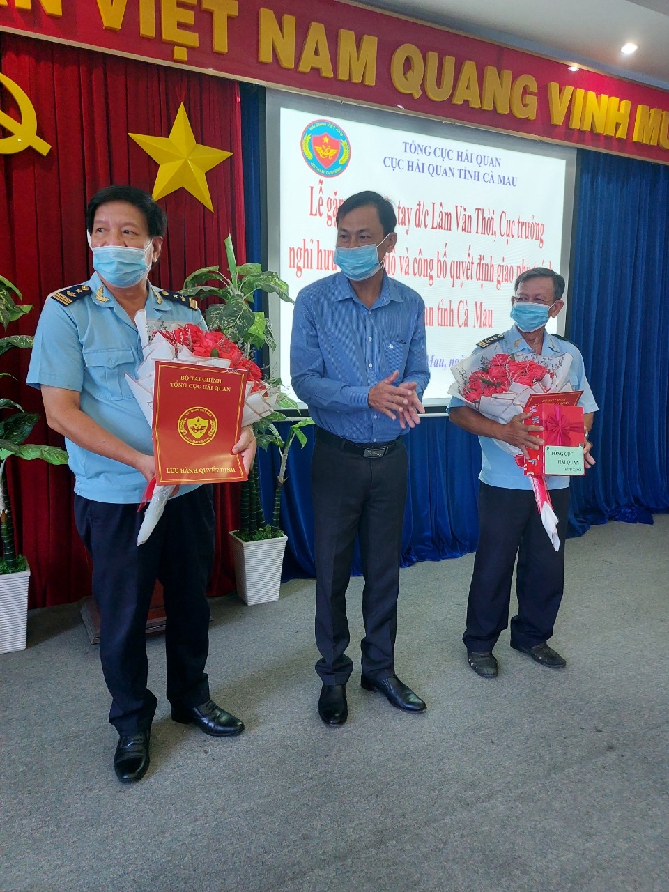 Ông Lương Trọng Quyền, Phó Trưởng ban thường trực Ban Tổ chức Tỉnh ủy trao quyết định cho ông Lâm Văn Thời và ông Nguyễn Minh Chiếm
