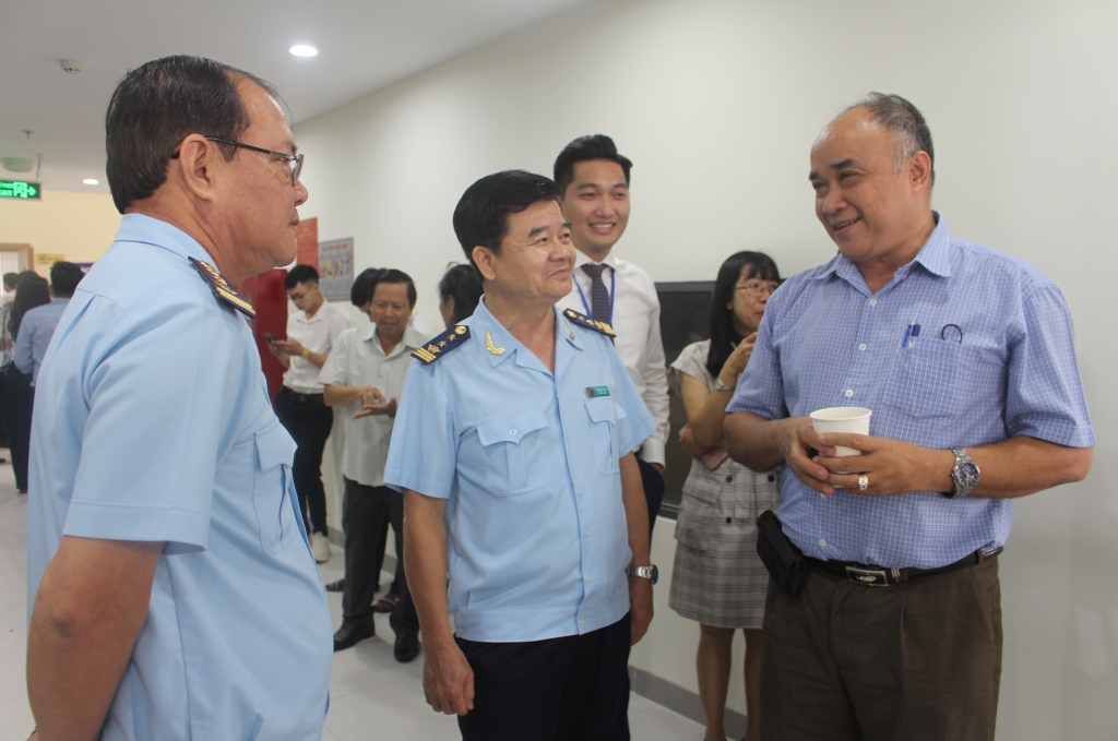 Ông Võ Ngọc Tám, cục trưởng Cục Hải quan TP.Cần Thơ trao đổi với DN trong giờ giải lao hội nghi Ông Võ Ngọc Tám, cục trưởng Cục Hải quan TP.Cần Thơ trao đổi với DN trong giờ giải lao hội nghi