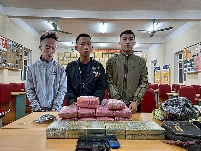 Ba đối tượng Và Bá Giờ, Già Duy Chung và Già Bá Kênh bị bắt cùng với khối lượng lớn ma tuý.