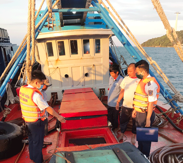 Lực lượng Cảnh sát biển kiểm tra tàu vi phạm. Ảnh: BTL CSB