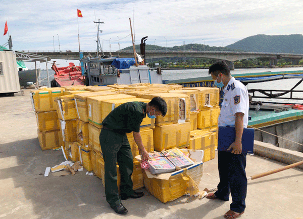 Lực lượng chức năng đang kiểm tra số hàng vi phạm. ẢNh: BTL CSB