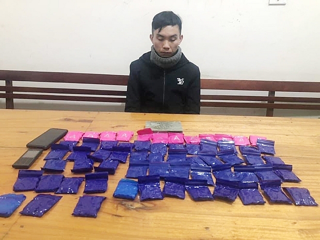 Giấu 1 bánh heroin và 12.400 viên hồng phiến dưới yên xe máy