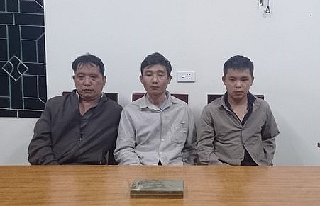 3 đối tượng cùng tang vật. Ảnh: CA NA