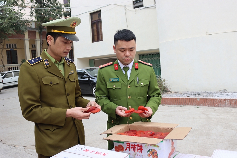 Lực lượng chức năng kiểm tra tang vật. Ảnh: QLTT LS