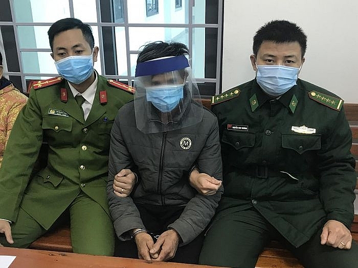 Đối tượng Lê (ngồi giữa) khi bị bắt giữ. 