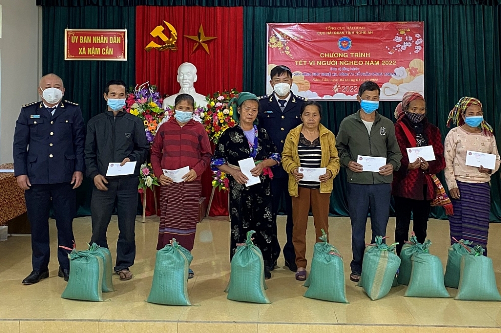 Mang tết ấm đến với người nghèo xã Nậm Cắn. Ảnh: Trà My