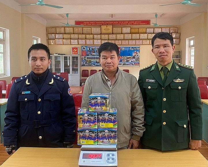 Ông Nguyễn Đình Hạnh (đứng giữa) cùng tang vật. Ảnh: Anh Bách