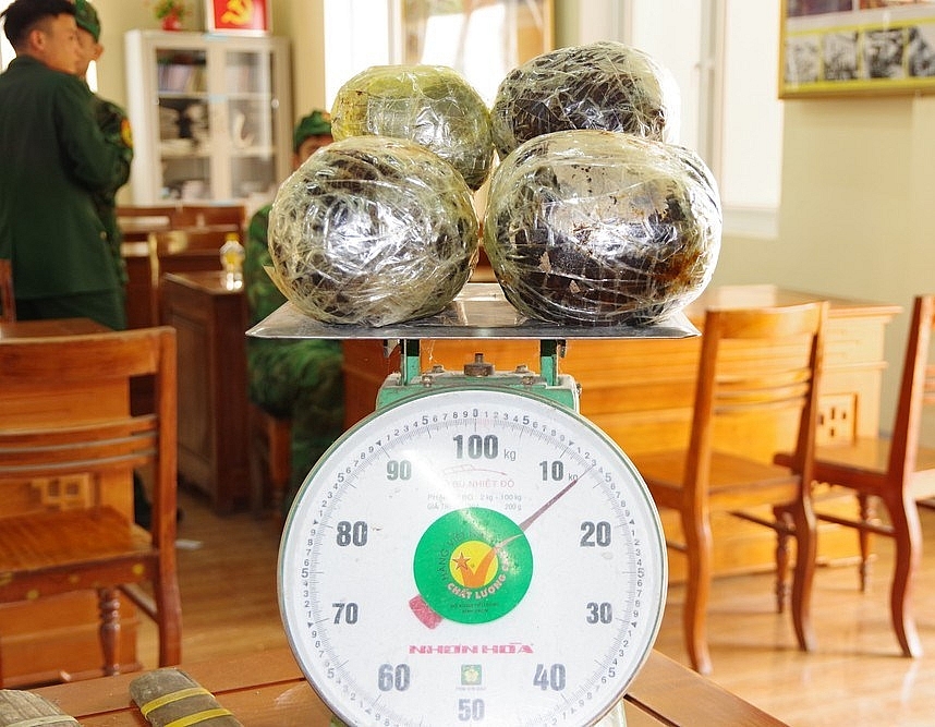 Tang vật 12 kg nhựa thuốc phiện. Ảnh: Anh Bách