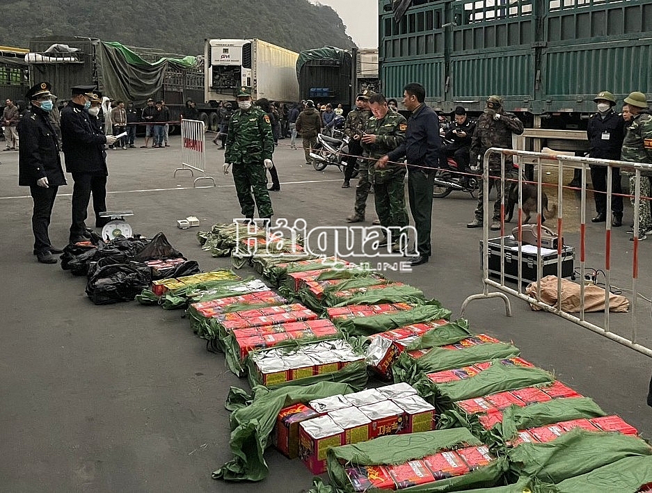 Tổ công tác của Hải quan Tân Thanh kiểm đếm số tang vật. Ảnh: Nguyễn Toàn