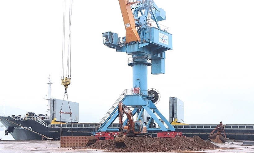 àu hàng Viết Thuận 215-06 vào bốc xếp hàng hóa tại cảng Vũng Áng từ ngày mùng 4 tết Nguyên đán Quý Mão 2023. Ảnh: Phan Trâm