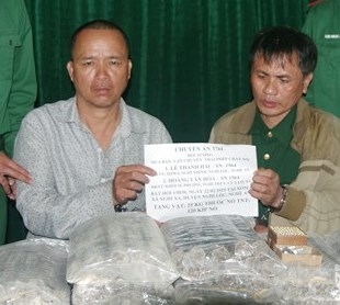 bat giu 2 doi tuong mang 25 kg thuoc no di ban