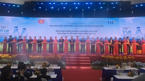th khanh thanh nha may san xuat nuoc va don nhan huan chuong lao dong hang nhi