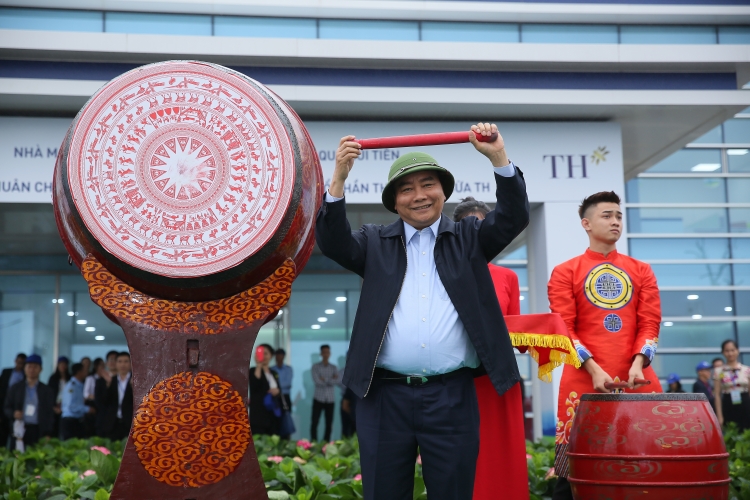 th khanh thanh nha may san xuat nuoc va don nhan huan chuong lao dong hang nhi