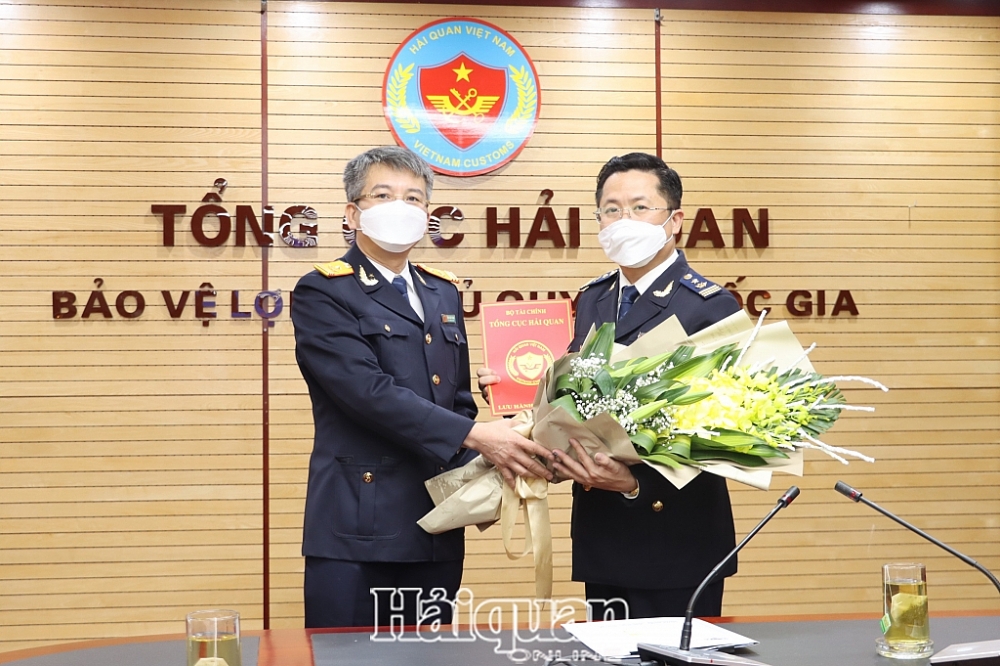 Thừa ủy quyền Phó Tổng cục trưởng Mai Xuân Thành trao quyết định bổ nhiệm ông Trần Việt Hưng giữ chức Phó Vụ trưởng Vụ Pháp chế- Tổng cục Hải quan. Ảnh: H.Nụ