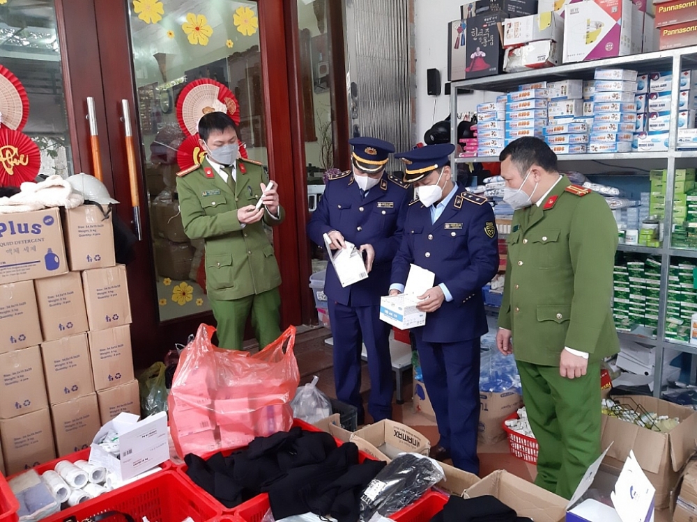 Lực lượng chức năng kiểm tra số mặt hàng vi phạm.