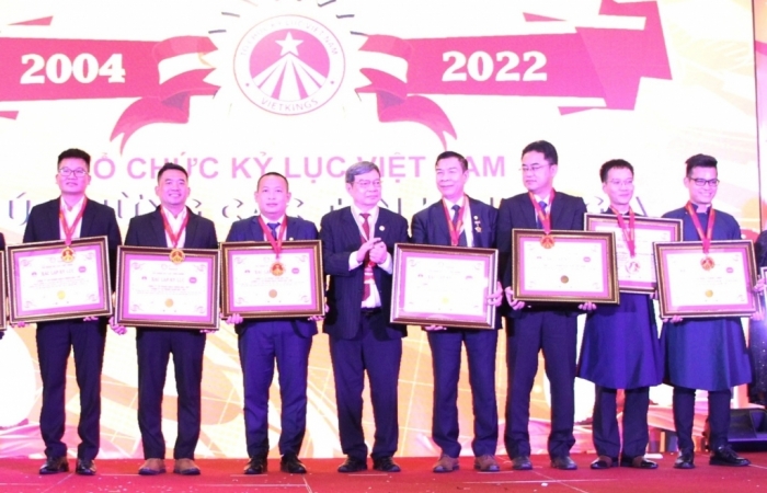 Gốm Đất Việt nhận Kỷ niệm chương "Tinh hoa kỷ lục"