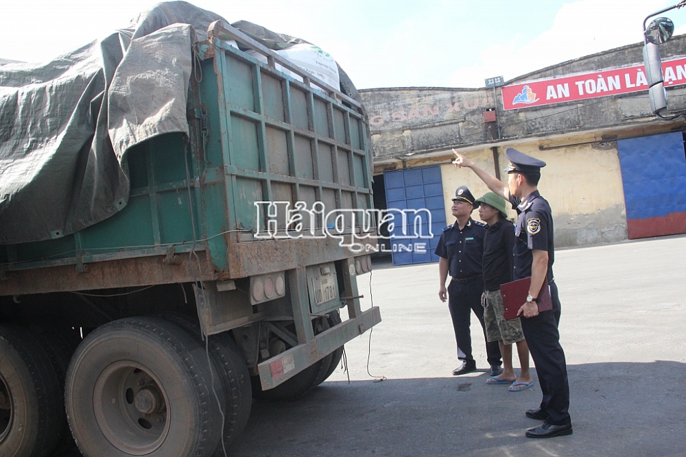 Công chức Hải quan Vinh (Cục Hải quan Nghệ An) giám sát hàng hóa XNK. Ảnh: H.Nụ