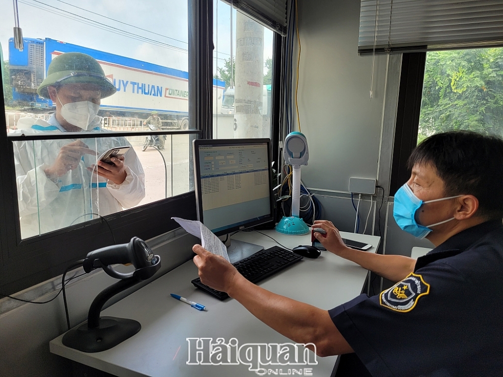 Công chức Hải quan Tân Thanh tiếp nhận khai báo phương tiện vận chuyển hàng XK qua cửa khẩu. Ảnh:.H.Nụ