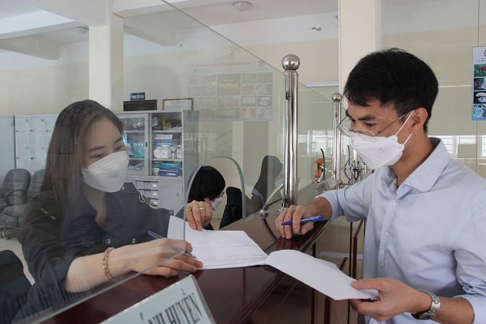 Công chức Hải quan Hà Nam Ninh hướng dẫn DN khai báo thông tin liên quan đến hàng hóa XNK. Ảnh: H.Nụ