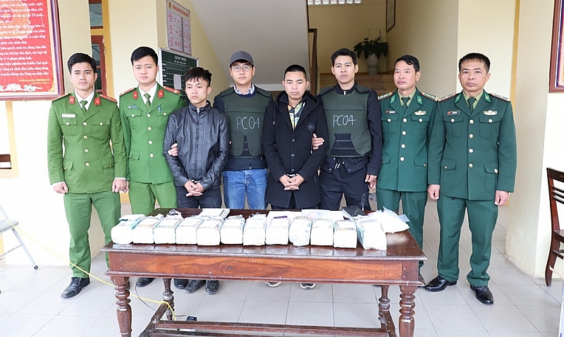 Các đối tượng (thứ 2 và thứ 5 từ trái qua) cùng tang vật khi bị bắt giữ. Ảnh: Công an Hà Tĩnh