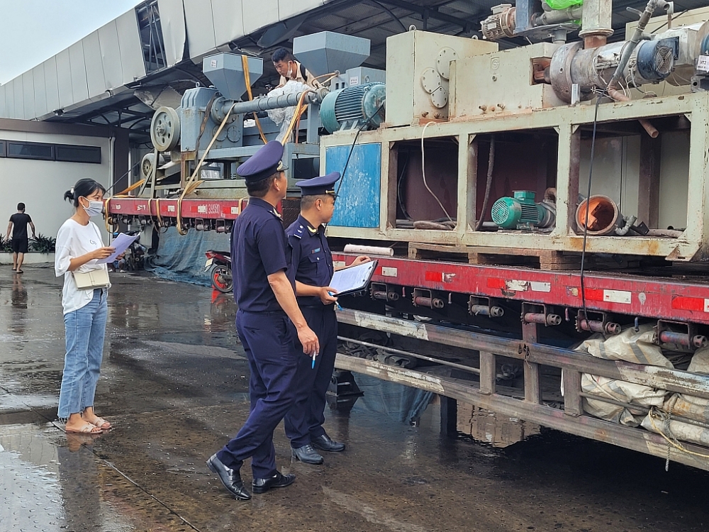Hải quan Hữu Nghị kiểm tra máy móc, thiết bị NK. Ảnh: H,Nụ Hải quan Hữu Nghị kiểm tra máy móc, thiết bị NK. Ảnh: H,Nụ
