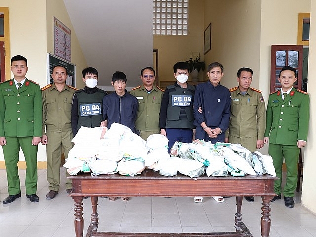 Đối tượng đứng thứ 3 và thứ 6 từ phải qua cùng tang vật khi bị bắt giữ. Ảnh: CA Hà Tĩnh