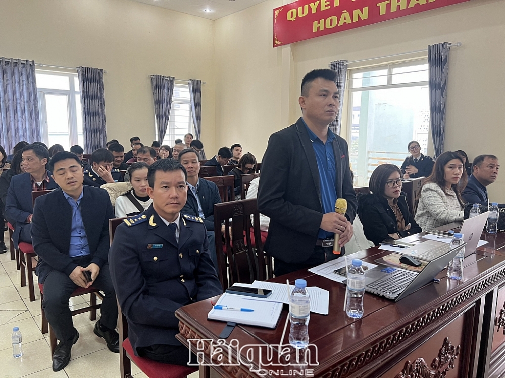 Các DN nêu vướng mắc đề nghị Hải quan Hữu Nghị giải đáp tại Hội nghị đối thoại Hải quan - DN do Chi cục Hải quan cửa khẩu Hữu Nghị tổ chức ngày 21/2/2023. Ảnh: Đỗ Dũng