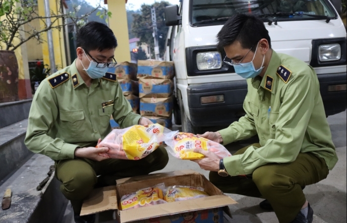 “Tóm gọn” 750 kg thực phẩm nhập lậu đang trên đường đi tiêu thụ