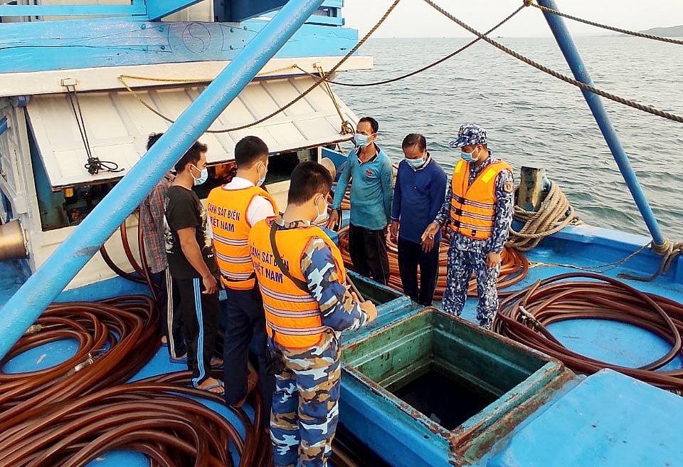 Lực lượng Cảnh sát biển kiểm tra tàu vi phạm. Ảnh:  Thanh Hải