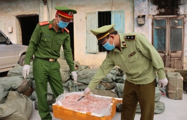 Chặn đứng hơn 2 tấn nầm lợn đang tập kết lên phương tiện vận chuyển