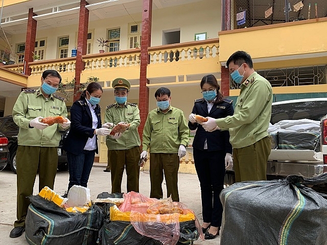 Lực lượng chức năng kiểm tra số tang vật. Ảnh: QLTT LS