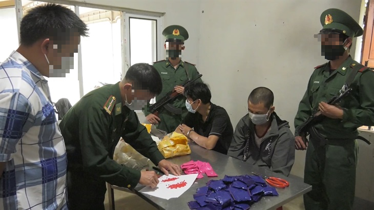 Lực lượng chức năng đang kiểm tra tang vật. Ảnh: Phương Linh 