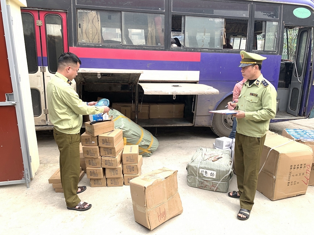 Lực lượng chức năng kiểm tra số hàng nghi vi phạm. Ảnh: QLTT LS
