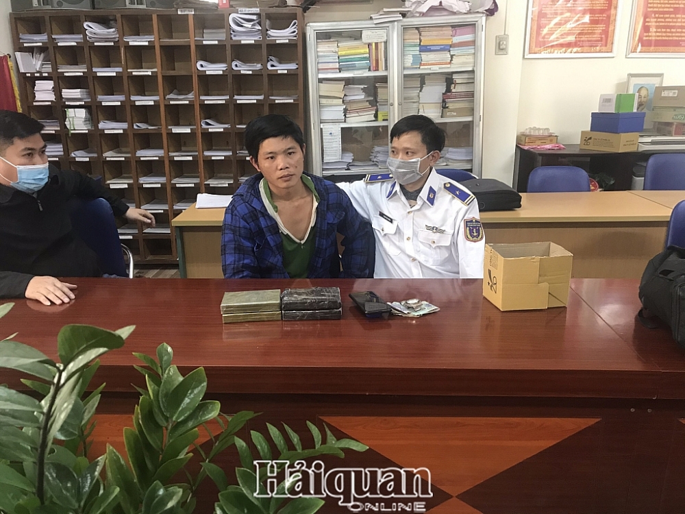 Đối tượng Lò Văn Xôm cùng tang vật tại cơ quan điều tra.