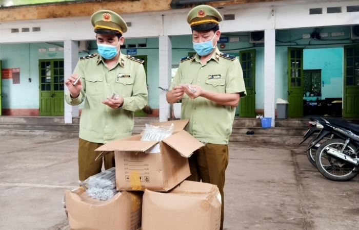 Tạm giữ 4.000 sản phẩm thuốc lá điện tử không nhãn hàng hóa, không vỏ hộp
