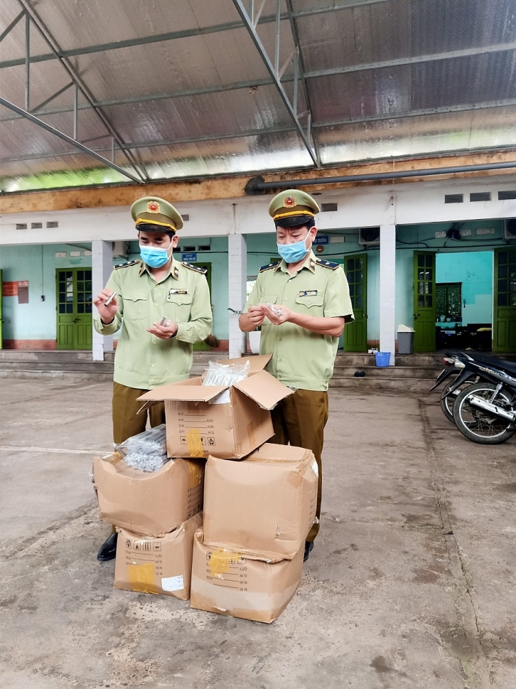 Lực lượng chức năng kiểm tra tang vật.