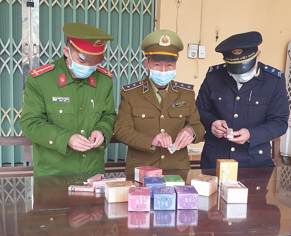 Lực lượng chức năng kiểm tra mặt hàng thuốc lá điện tử nghi nhập lậu. 
