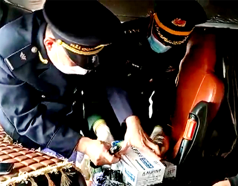 Tô công tác kiểm tra tang vật. 