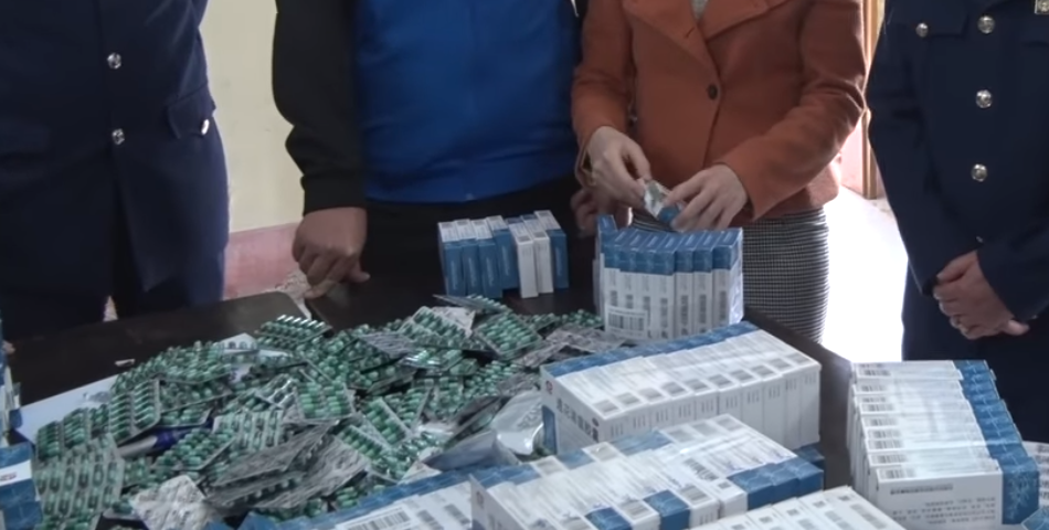 Số lượng lớn thuốc hỗ trợ điều trị Covid-19 bị cơ quan chức năng thu giữ.