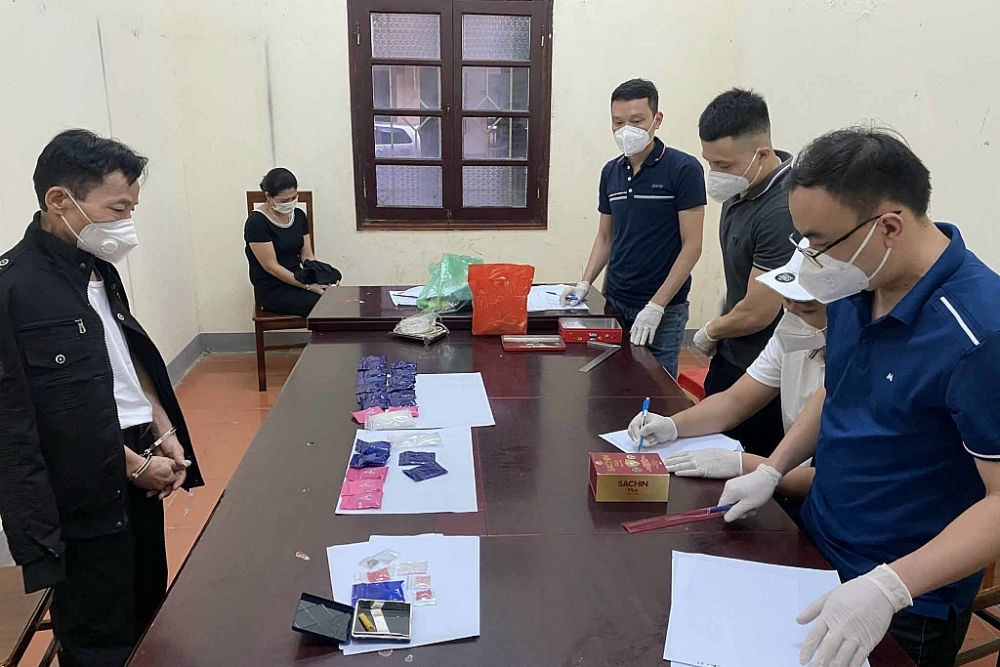 Lực lượng chức năng khám nhà và phát hiện số lượng lớn ma túy. Ảnh: CA LS
