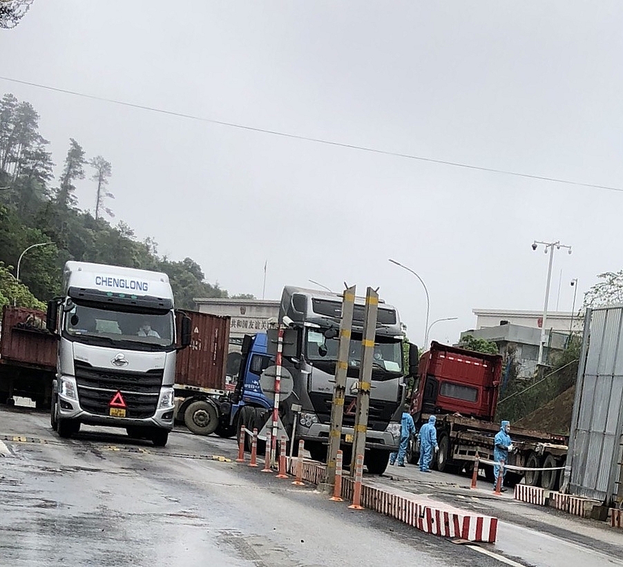 Lực lượng chuyên trách thực hiện đổi đầu kéo 4 phương tiện/lượt qua cặp cửa khẩu quốc tế Hữu Nghị - Hữu Nghị Quan. Ảnh: Oanh Kim