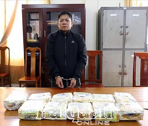 Đối tượng Cường cùng tang vật 11 kg ma túy đá. Ảnh: Đình Thông