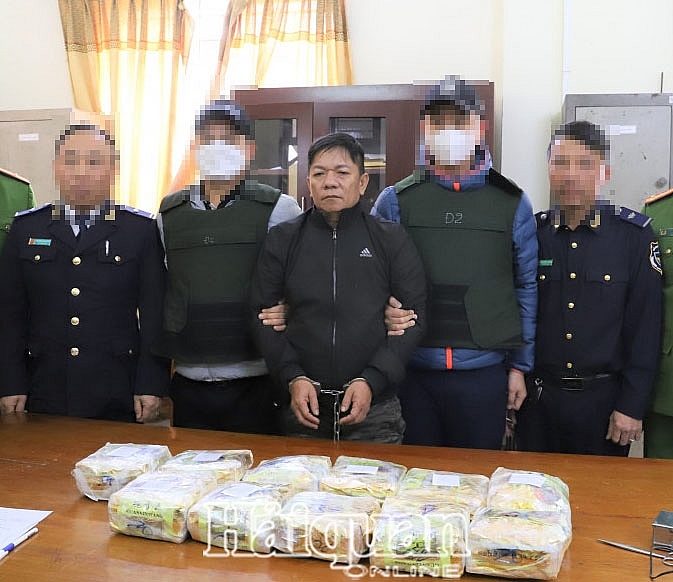 Đối tượng Cường (đứng giữa) cùng tang vật khi bị bắt giữ. Ảnh: Đình Thông.