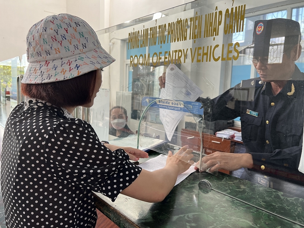 CBCC Hải quan Nghệ An hướng dẫn DN hoàn thiện thủ tục hải quan. Ảnh: H.Nụ CBCC Hải quan Nghệ An hướng dẫn DN hoàn thiện thủ tục hải quan. Ảnh: H.Nụ