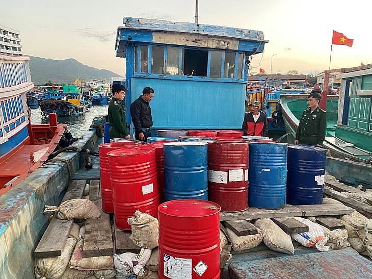 Lực lượng Biên phòng kiểm tra số dầu DO được chở trên tàu cá.