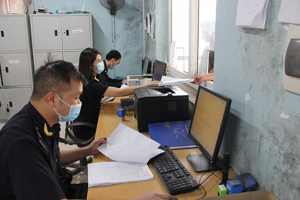 Ai có thẩm quyền ban hành quyết định kiểm tra sau hoàn thuế đối với DN ưu tiên?