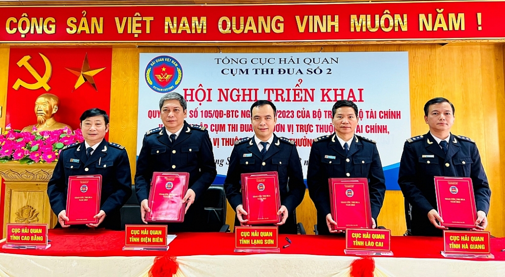 Đại diện lãnh đạo 5 cục hải quan thành viên Cụm thi đua số 2 ký kết giao ước thi đua năm 2023. Ảnh: Mai Loan
