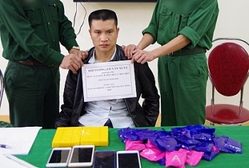 Bắt đối tượng vận chuyển 2 bánh heroin và gần 9.500 viên ma túy tổng hợp