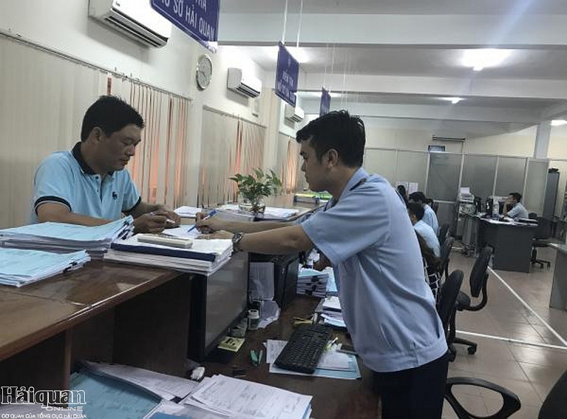 Gia hạn thời hạn tạm nhập tái xuất hàng thuê nước ngoài phải chịu thuế bao nhiêu?